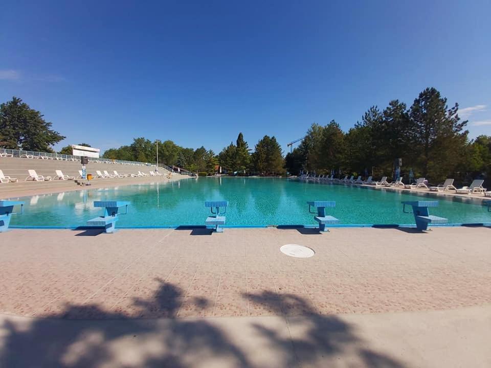 Auberge de jeunesse Adica Prenociste Sport Wellness Centar - Bazeni à Ada Extérieur photo